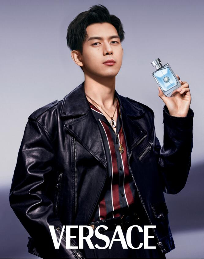　　1月31日，VERSACE官宣李现为其品牌全球香水代言人