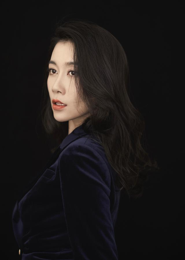 虽然影视作品中的温峥嵘，擅长诠释强势女性，但私下里她却是个很随性的人。  受访者供图