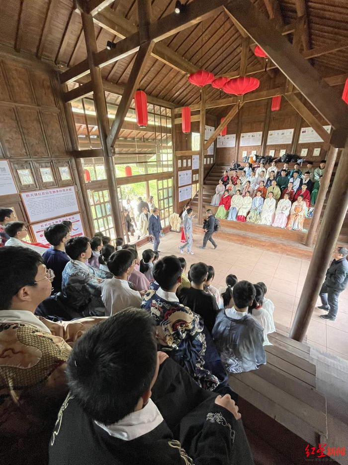 学生们朗诵《流米李赋》