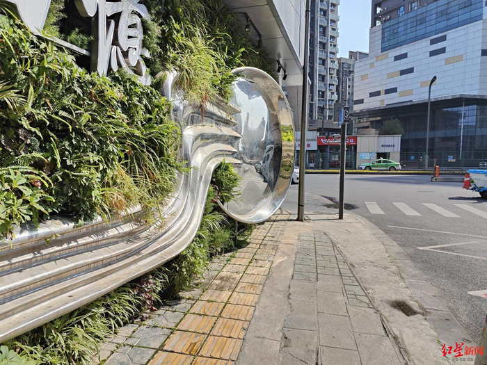 ▲碗状景观建筑挡住视障人士通行空间