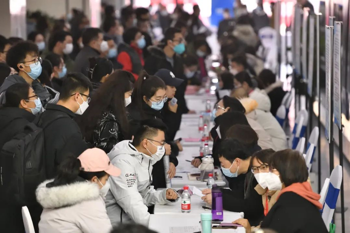 太原举办大型招聘会，求职者寻找工作机会 图源：中新图片网