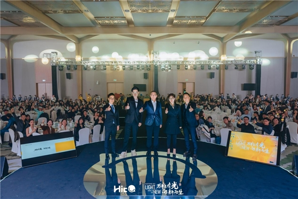 　　【图片备注：左一CFO Dom，左二CEO大白，中间董事长刘杰，右二CMO Julia，右一COO Figo 】