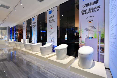 　　图：木菲美家工厂大牌产品展厅陈列