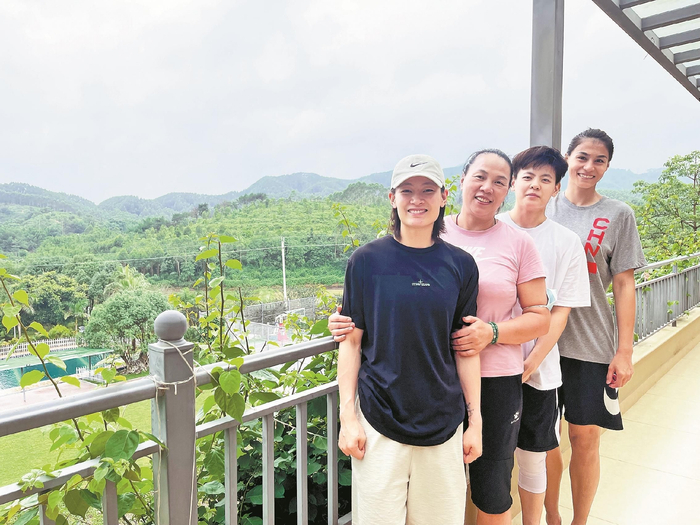 由前到后依次为杨力维、毛伟红、杨舒予、迪拉娜受访者供图"/>