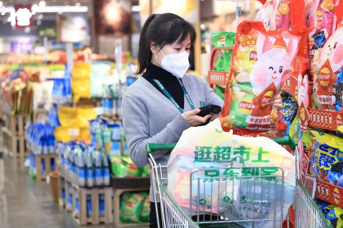 超市拣货员正在拣货京东小时购订单