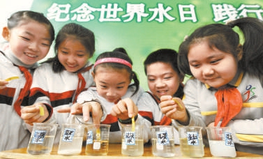 2012年“世界水日”，朝阳区劲松三小举行“争做环保小卫士”主题活动，呼吁大家养成节水好习惯，增强环保意识。 李继辉摄