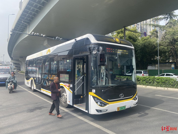 ▲乘坐113路公交车的市民