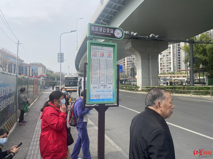 ▲等公交的乘客