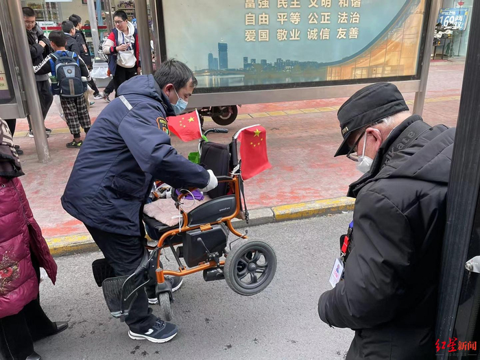 ▲王方儒手机拍下的113路公交司机