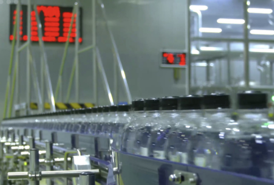 　　2月15日，元气森林广东肇庆工厂正在运行的气泡水生产线