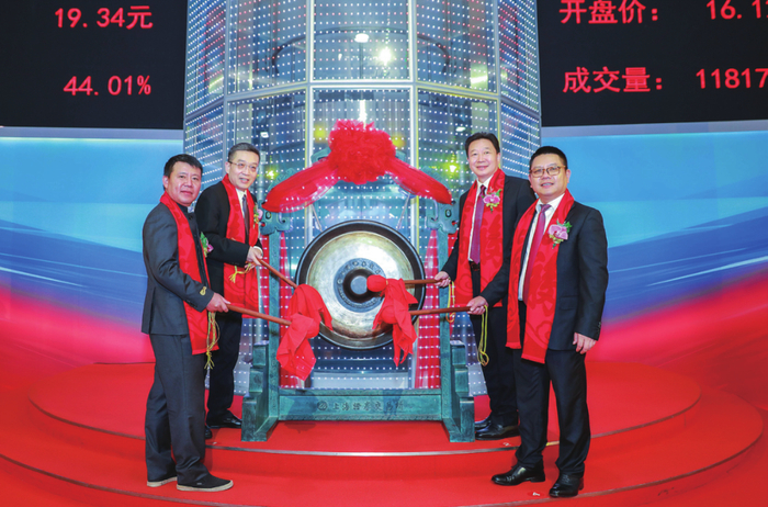 2020年8月，均瑶健康A股主板上市（前排右为王均金、左为王均豪）