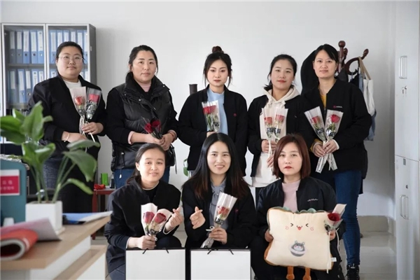 　　图:爱玛女神们收获节日玫瑰花