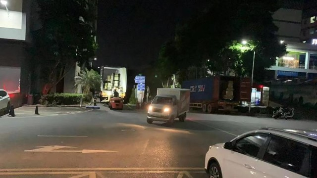海外仓正在深夜出货
