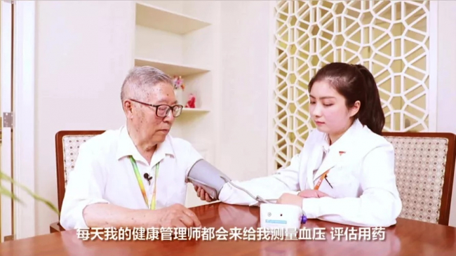 　　家庭医生团队对患有慢性疾病的居民进行定期随访