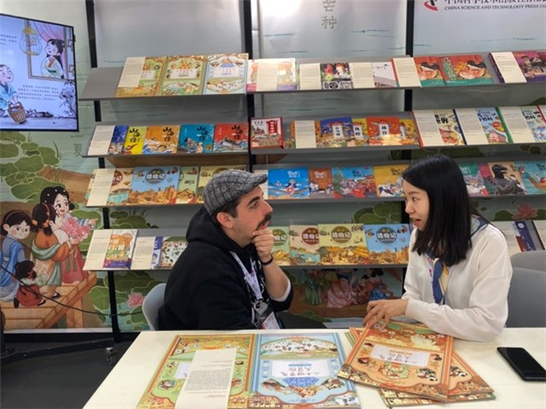 　　工作人员向海外观众讲解《二十四节气大冒险》故事