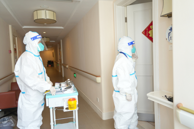 　　疫情期间，家庭医生上门随访，对居民健康状况跟踪监测