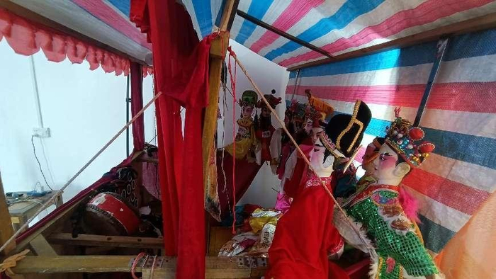 　　高州木偶戏一人班的演绎不需要太大场地。一眼便可看尽兴叔木偶戏的前台后台