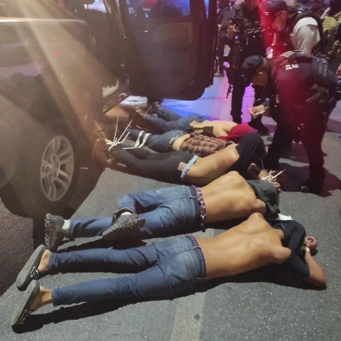 　↑5名涉事贩毒集团成员被交出