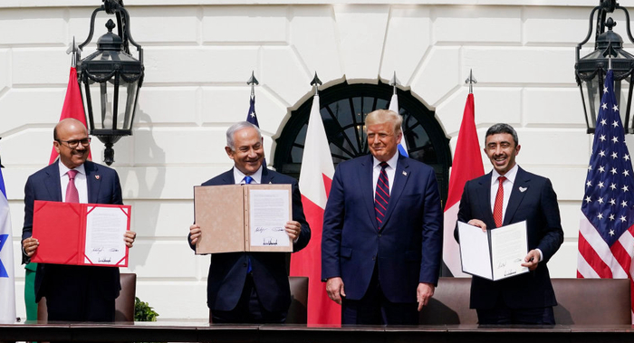 （白宫签字仪式，来源：社交媒体）