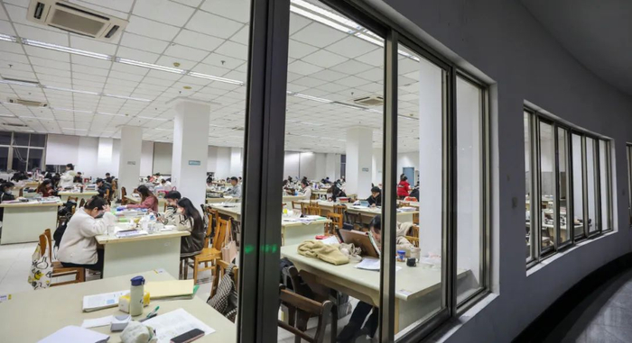 　准备参加考研的学生在自习室复习。图/中新社发 赵启瑞 摄