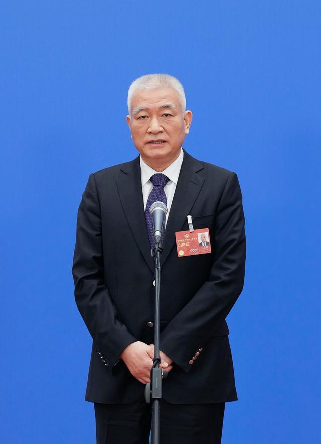 ↑科技部部长王志刚在部长通道接受媒体采访 图据新华社