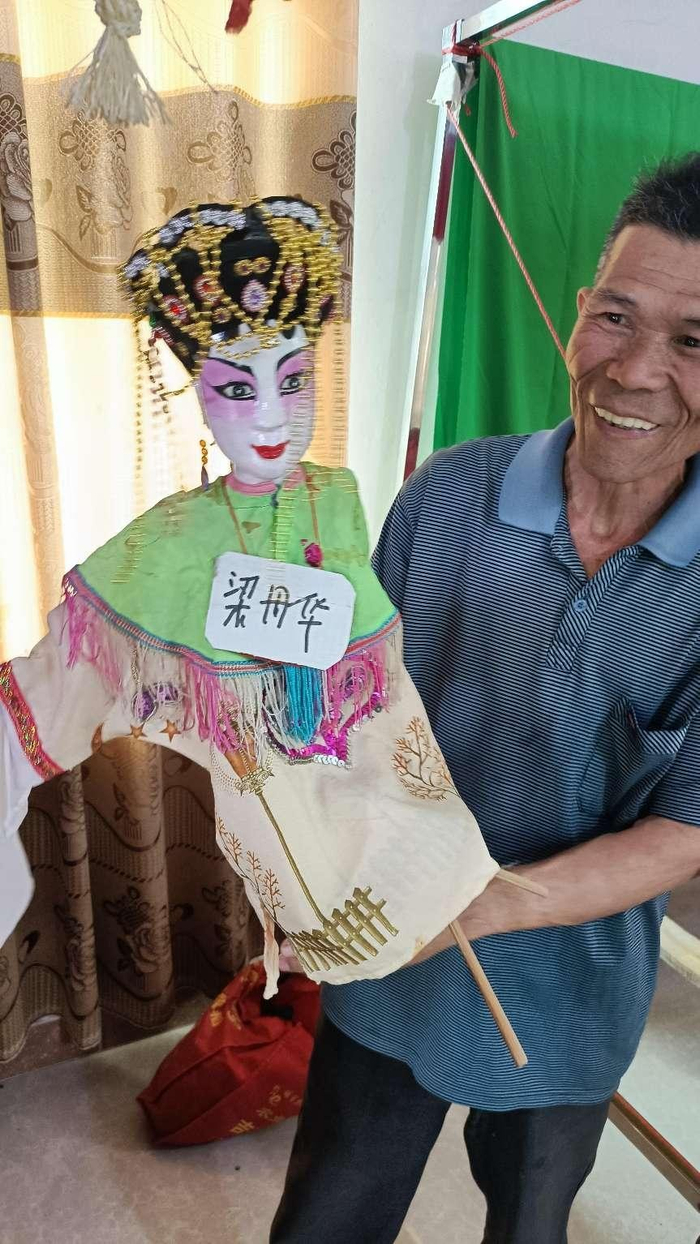 　　提起木偶戏，兴叔眼中总难掩兴奋。