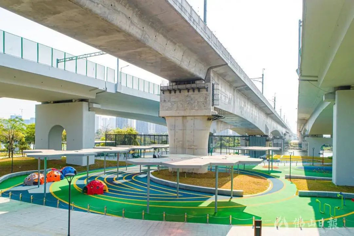 顺德裕和路东延线桥下公园采用现代、生态、时尚设计风格，实现彩色四季鸟语花香。符诗贺/摄