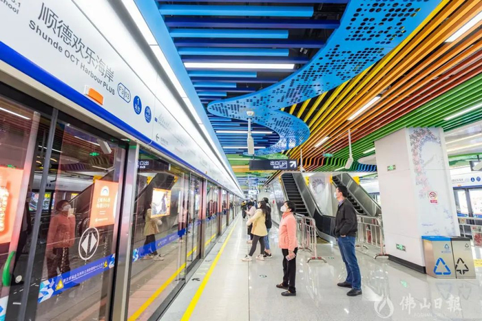 佛山地铁3号线首通段。图为顺德欢乐海岸站内，市民正在等待列车进站。王澍/摄