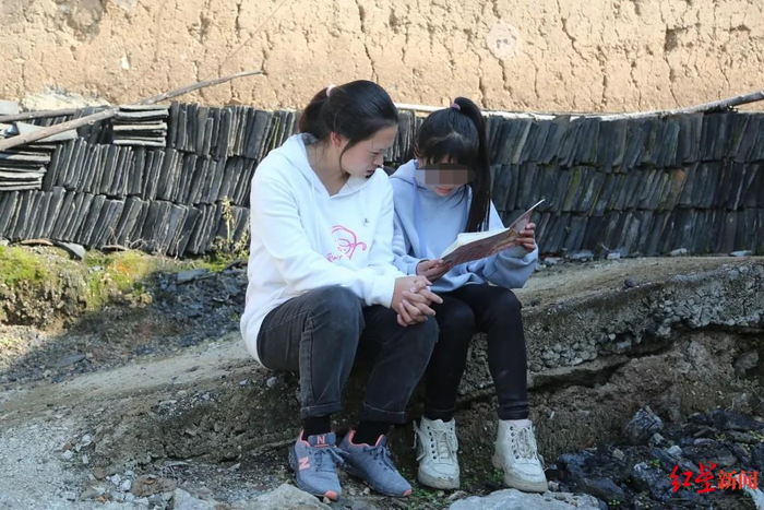 许兴娟进行儿童陪伴活动 受访者供图