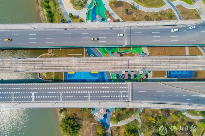 顺德裕和路东延线桥下公园采用现代、生态、时尚设计风格，实现彩色四季鸟语花香。符诗贺/摄