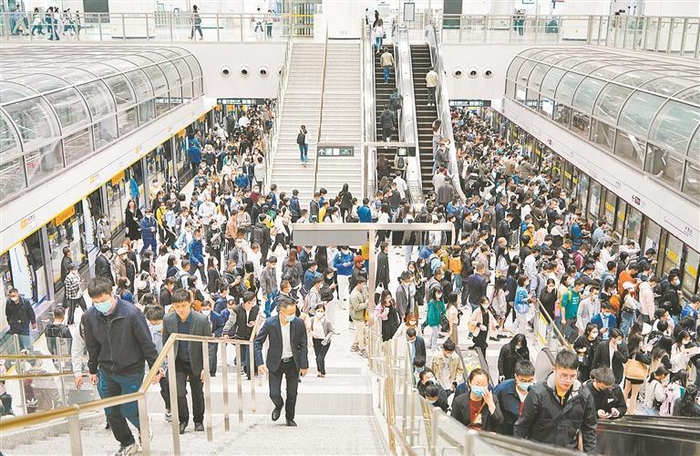 岗厦北地铁站内繁忙的客流。（深圳晚报记者 严文婷 摄）
