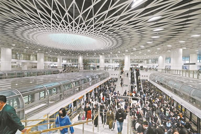 岗厦北地铁站内，站台区域站满了乘客。（深圳晚报记者 严文婷 摄）