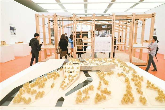     设计展吸引不少市民前来观看。