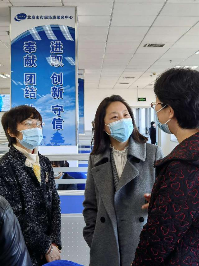 2022年4月1日市人大常委会执法检查组赴市民热线中心检查条例实施情况