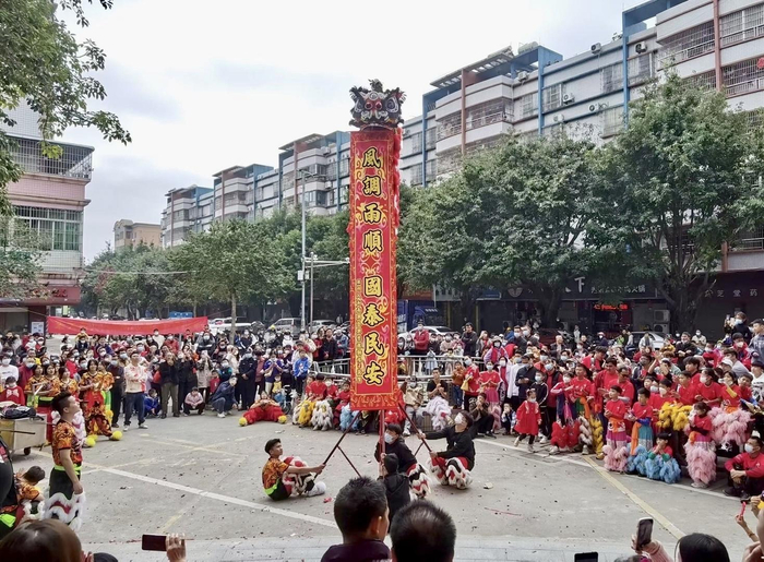 ↑南兴合兴堂醒狮队大年初一演出现场 张哲亮 摄