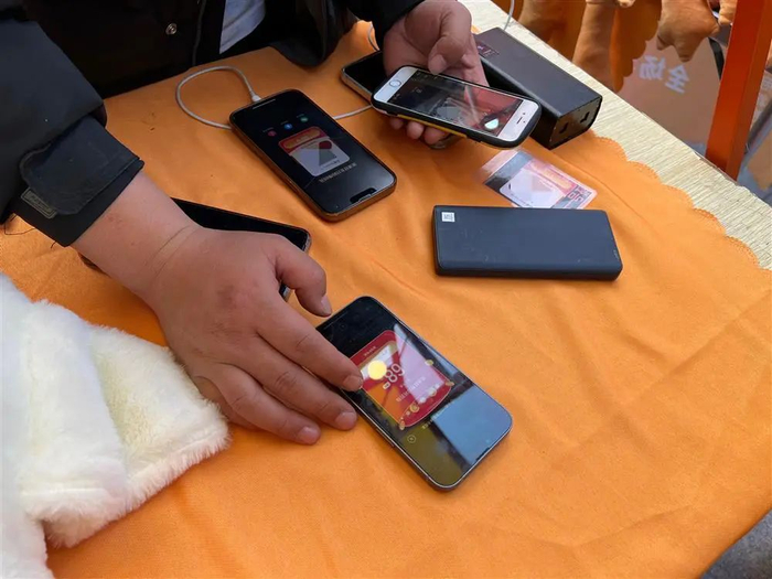 操作者同时操控多台手机，公众基本看不清到底被授权了哪些信息，就已入群