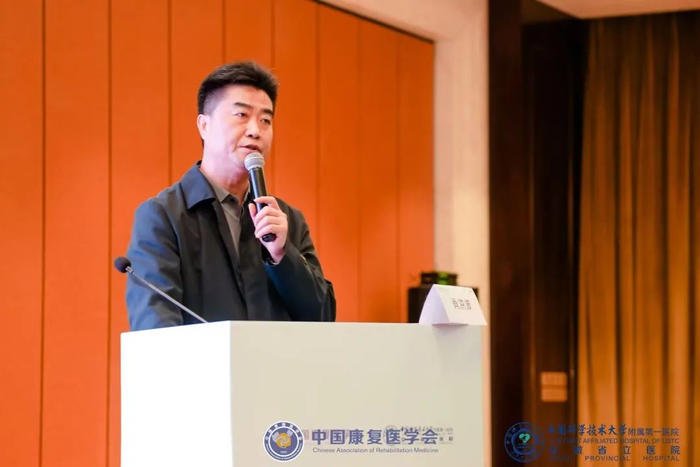 △安徽中医药大学第一附属医院肖洪波主任分享《非特异性腰背痛中西医康复策略》。