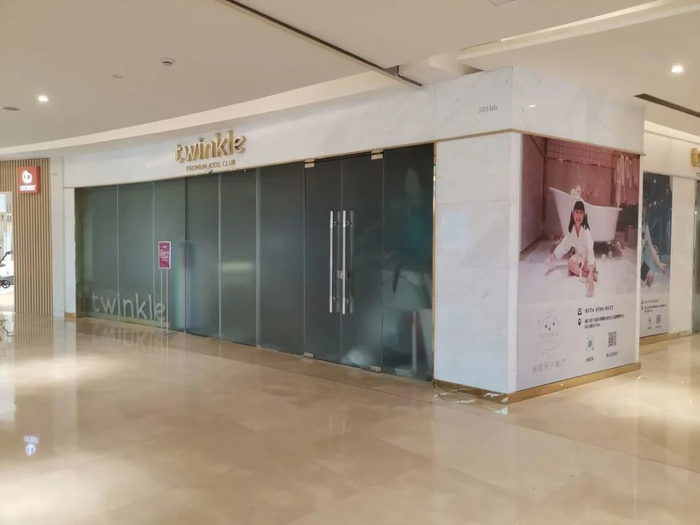 餐厅大门紧闭。石景/摄