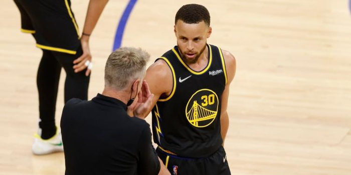 库里连续五场命中至少7记三分