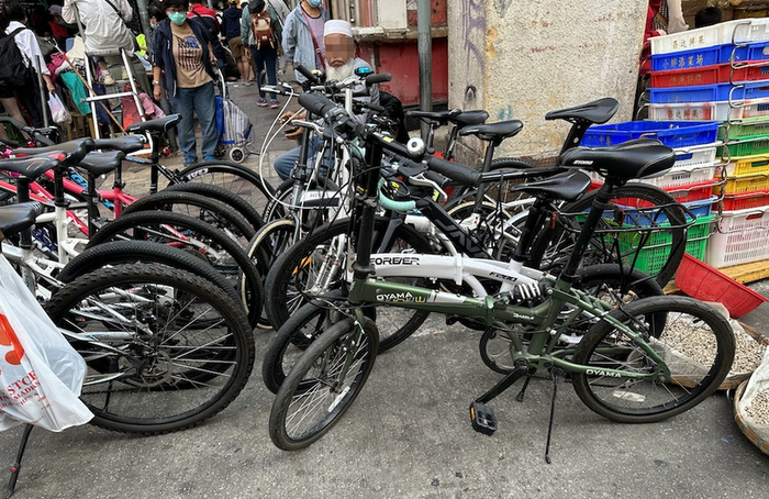 售卖单车的地摊 图自港媒