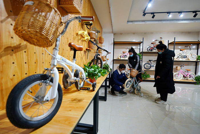 客商在平乡县一家自行车、童车生产企业的展厅内挑选产品。新华社记者 牟宇摄