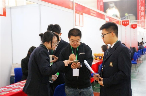 　　厚德载物 鹏程万里