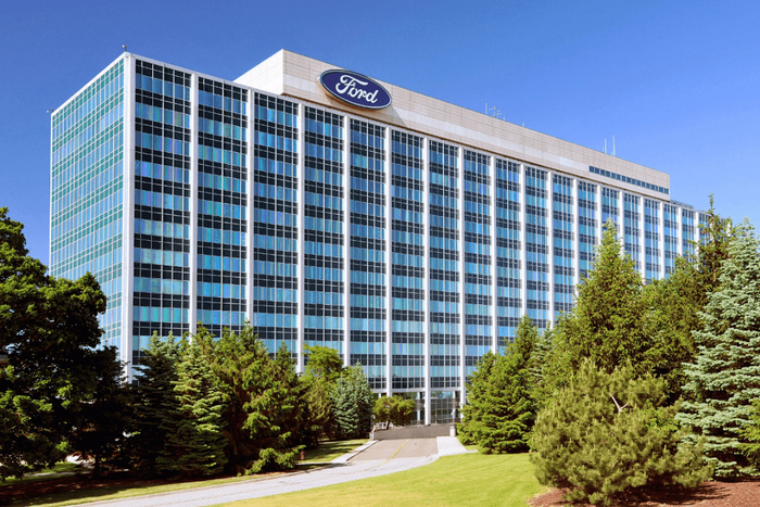 作为美国历史上唯一没有破产过的百年车企巨头，福特在新能源汽车时代面临的形势，变得空前严峻。