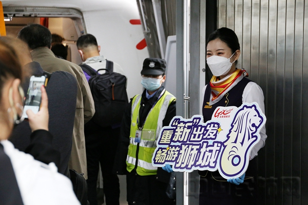 北部湾航空乘务员在飞机舱门热情迎接旅客