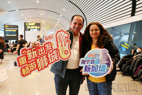 乘坐南宁至新加坡航班的外籍旅客拍照留念