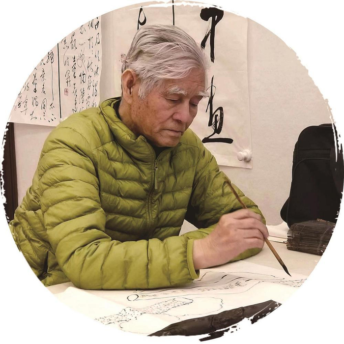         崔德喜生前在唐山劳动日报社书画院即兴作画。田玉山 摄