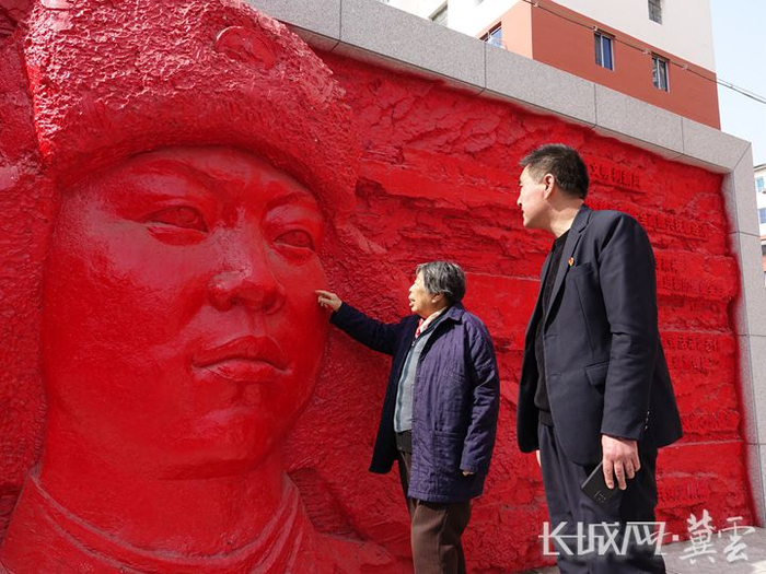 雷锋社区居民王维秀（左）回忆与雷锋打交道的过往。长城网·冀云客户端记者 郭庆敏 摄