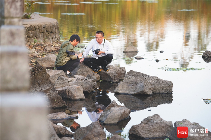 　　周缘（右）和同事在调研。
