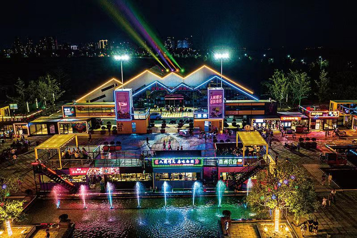 夜幕下的罗文夜市，流光溢彩，人气火爆