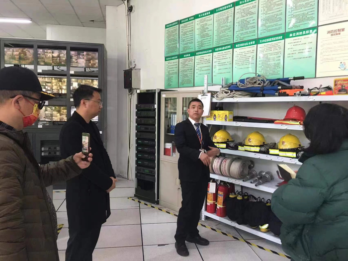 绍兴市消保委组织消费维权义工走访物业。